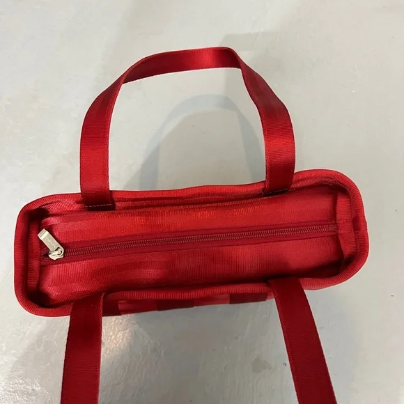 Harveys The Original Seatbelt Bag Medium Tote-Cherry Red - Picture 4 of 9